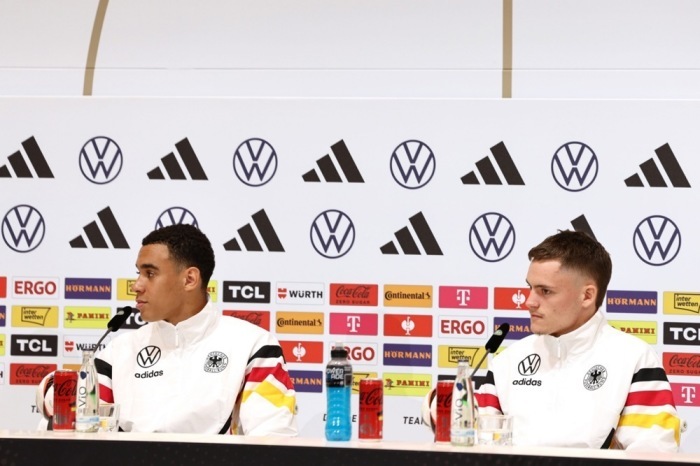 Die beiden deutschen Spieler Jamal Musiala (L) und Florian Wirtz bei einer Pressekonferenz der Nationalmannschaft in Herzogenaurach. Foto: epa/Anna Szilagyi