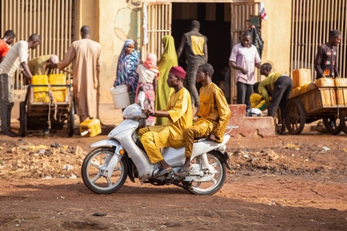 Zwei Männer fahren auf einem Motorrad durch eine Straße der Stadt Sokoto im Nordwesten Nigerias nahe der Grenze zu Niger im Alltag der Metropole. Foto: epa/Emmanuel Adegboye