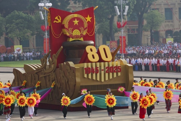 Menschen nehmen in Hanoi an einer Parade zum 80. Jahrestag der Unabhängigkeit Vietnams teil. Foto: epa/Athit Perawongmetha/pool
