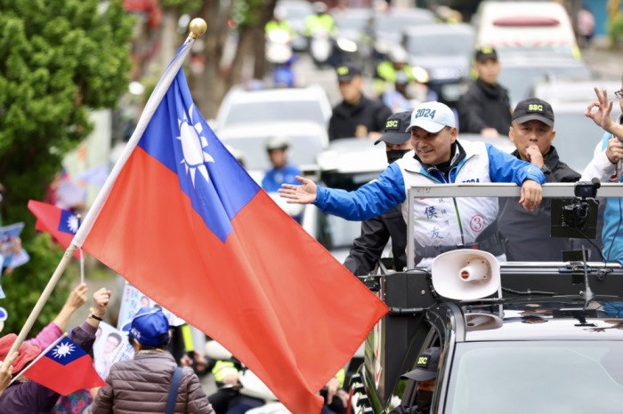 Der Präsidentschaftskandidat der Kuomintang (KMT) oder der Chinesischen Nationalistischen Partei, Hou Yu-ih (R), reagiert während einer Autokolonne in der Stadt New Taipei, Taiwan, am 04. Januar 2024. Die Präsidentschaftswahlen in Taiwan sind für den 13. 