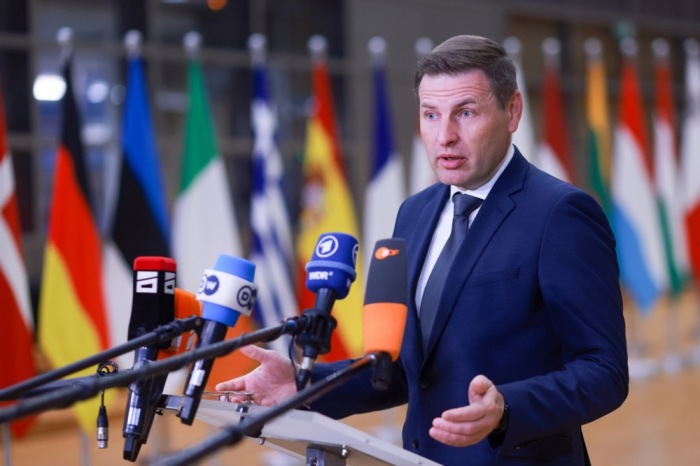 Der estnische Verteidigungsminister Hanno Pevkur spricht vor der Sitzung des Verteidigungssegments des Europäischen Rates für Auswärtige Angelegenheiten in Brüsse. Foto: EPA-EFE/Olivier Hoslet