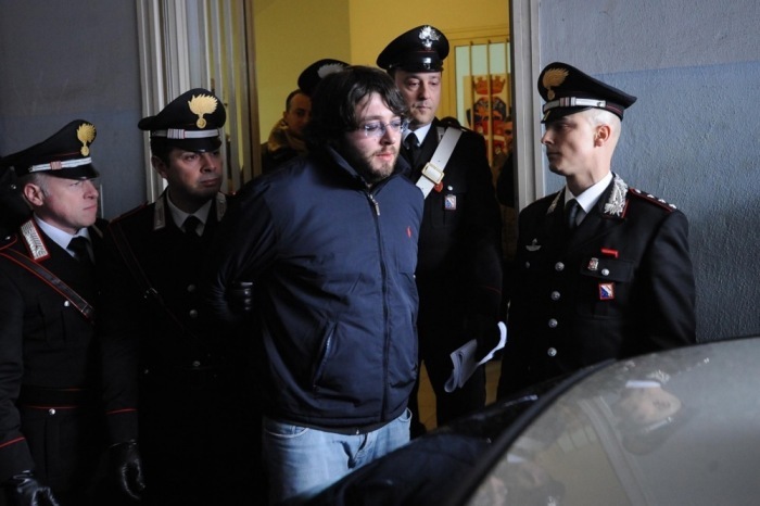 Der italienische Camorra-Boss Carmine Schiavone (C) wird von vier Polizeibeamten begleitet, als er aus der Carabinieri-Station eskortiert wird. Foto: epa/Felice De Martino/ag. Frattari