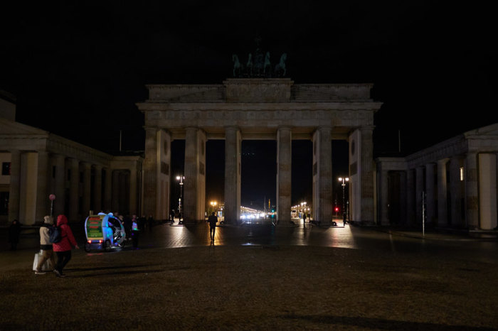 Berlin beteiligt sich an der weltweiten Aktion «Earth Hour» und schaltet das Licht am Brandenburger Tor aus. Foto: Joerg Carstensen/dpa