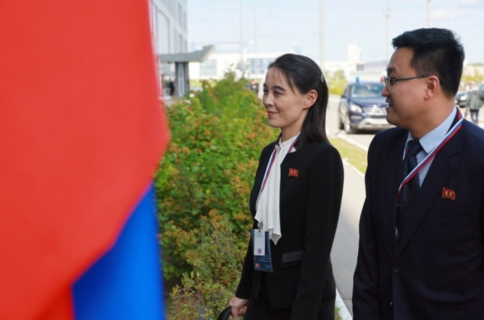 Kim Yo Jong, die Schwester von Nordkoreas Machthaber Kim Jong Un, trifft am Weltraumbahnhof Wostotschny ein. Foto: epa/Vladimir Smirnov/sputnik/kremlin Pool