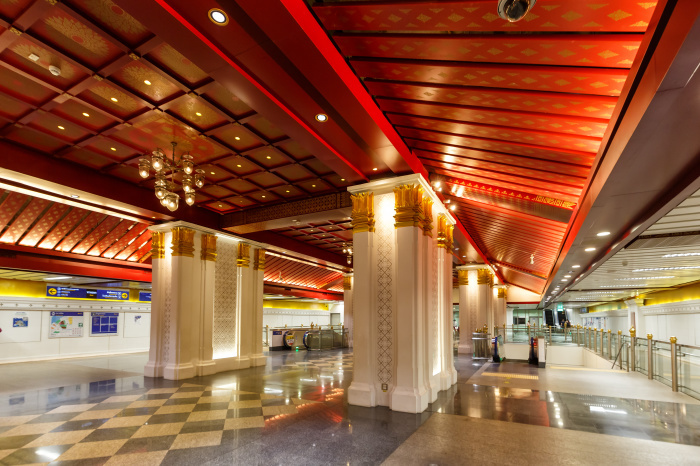 Blick in die MRT-Station Sanam Chai in Bangkok: Säulen mit goldenen Lotuskapitellen und verzierte Decken lassen den unterirdischen Bahnsteig wie einen Thronsaal wirken. Foto: Markus Mainka/Adobe Stock
