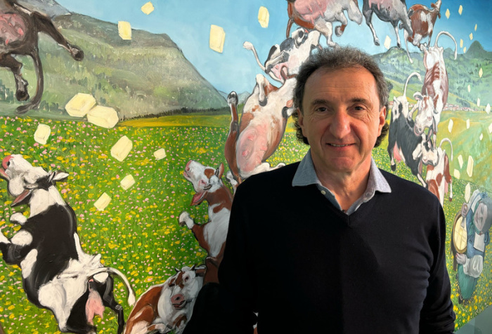 Der Geschäftsführer des Molkerei-Unternehmens Brazzale AG, Roberto Brazzale, steht in seinem Firmensitz vor einem Bild. Foto: Robert Messer/dpa