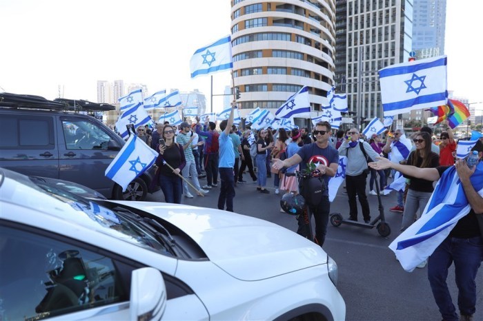 Demonstranten blockieren eine Straße während einer Demonstration gegen die von der Regierung geplante Justizreform in Tel Aviv. Foto: epa/Abir Sultan