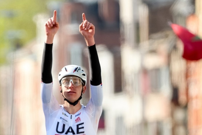 Der slowenische Radfahrer Tadej Pogacar vom UAE Team Emirates feiert seinen Sieg beim Radrennen Lüttich-Bastogne-Lüttich in Lüttich. Foto: epa/Olivier Hoslet