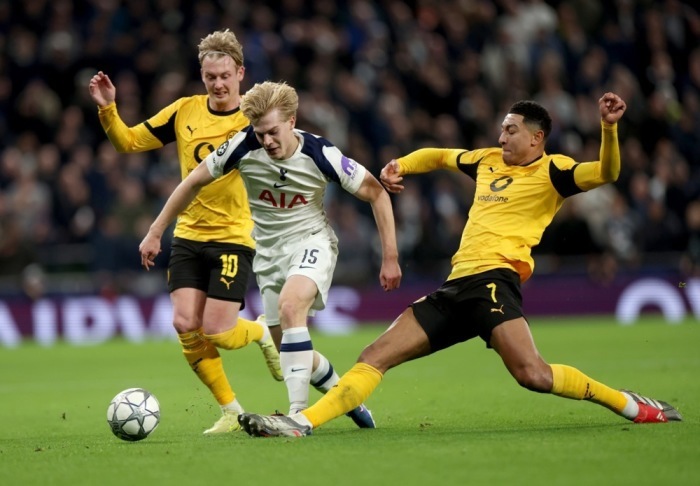 Tottenhams Lucas Bergvall im Duell mit Julian Brandt und Jobe Bellingham von Borussia Dortmund im Champions-League-Spiel gegen Tottenham Hotspur. Foto: epa/Andy Rain