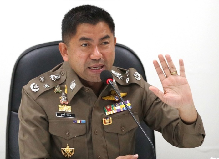Gerne. Hier ist eine neutrale Bildunterschrift: Der ehemalige stellvertretende thailändische Polizeichef Pol. Gen. Surachate Hakparn erschien wegen Korruptionsvorwürfen vor dem Obersten Gericht. Archivbild: epa/Rungroj Yongrit