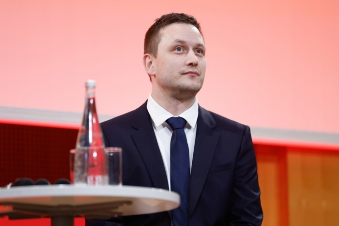 Grönlands Premier Jens-Frederik Nielsen nimmt an einer Konferenz in Paris teil. Bei Gesprächen mit Macron geht es um Souveränität und Arktis. Foto: EPA/Mohammed Badra