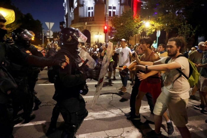 Serbische Gendarmerie steht Demonstrierenden bei einem Anti-Regierungsprotest in Belgrad gegenüber. Foto: epa/Andrej Cukic