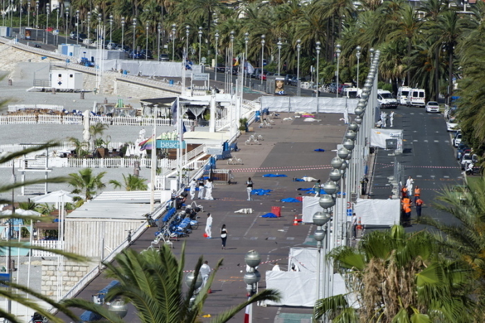 Ermittler arbeiten am Tatort an der Promenade des Anglais, nachdem der Attentäter beim Anschlag am Nationalfeiertag mit einem LKW in eine Menschenmenge gerast war. Foto: Alliance/dpa