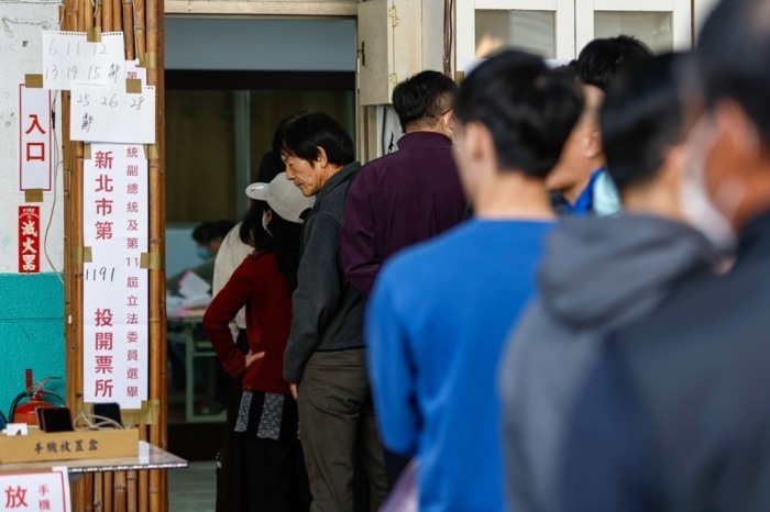 Einwohner warten in einem Wahllokal in New Taipei City darauf, ihre Stimme für die Präsidentschaftswahlen 2024 abzugeben. Foto: epa/Daniel Ceng