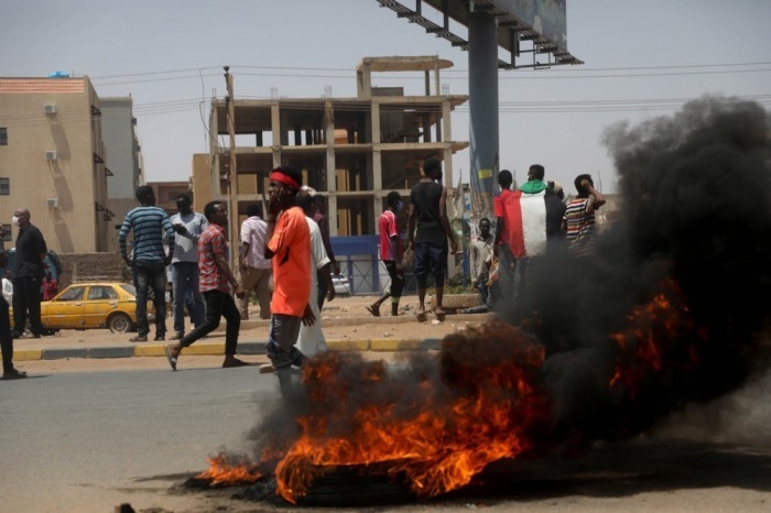 Bei einer Demonstration in Khartum brennt ein Reifen, während sudanesische Demonstranten Parolen skandieren. Foto: epa/Mohamed Hassan