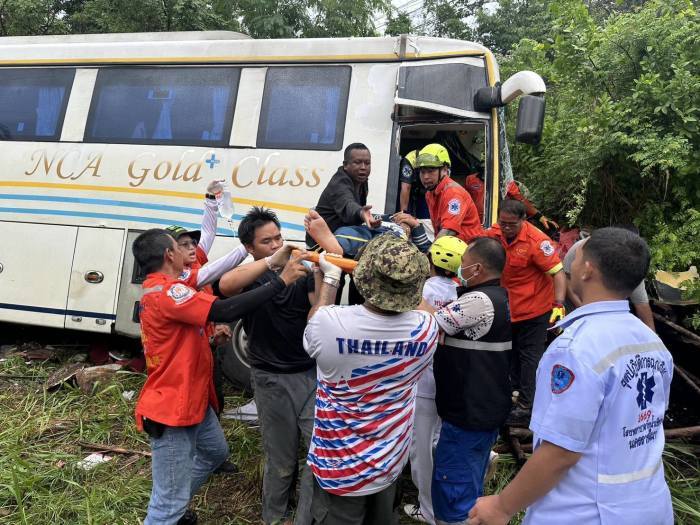 Rettungskräfte brachten Verletzte aus dem beschädigten Reisebus in Sicherheit. Bild: หมี กู้ภัยอุดมทรัพย์ อ.วังน้ำเขียว