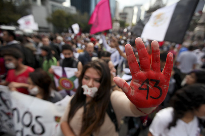 Eine junge Demonstrantin mit der Zahl «43» auf ihrer rot gefärbten Hand nimmt an einer Kundgebung nach der Entführung und mutmaßlichen Ermordung von 43 Studenten teil. Foto: Brian Torres