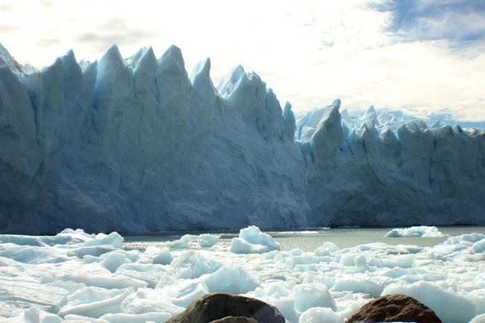 Gletscher Perito Moreno im Nationalpark Los Glaciares vor spektakulärer Eisabbruchphase, die regelmäßig tausende Besucher nach Argentinien lockt. Foto: epa/Stringer
