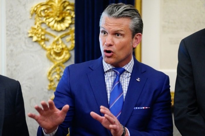 US-Verteidigungsminister Pete Hegseth verfolgt im Oval Office die Unterzeichnung zweier Dekrete zur Quantentechnologie. Foto: EPA/Bonnie Cash / Pool