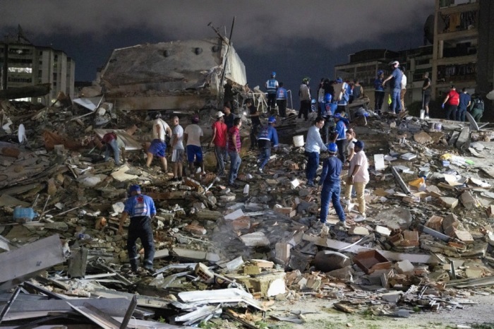 Rettungskräfte sind nach den schweren Erdbeben in Caracas im Einsatz. Die Beben verursachten Gebäudeeinstürze und erhebliche Schäden. Foto: EPA/Rayner Peña