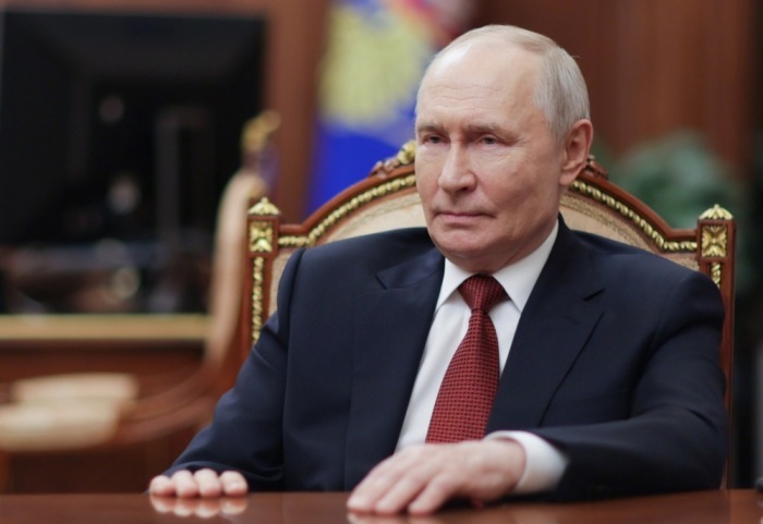 Vladimir Putin beantwortet im Kreml in Moskau Fragen des Journalisten Pavel Sarubin. Foto: EPA/Gavriil Grigorov/pool