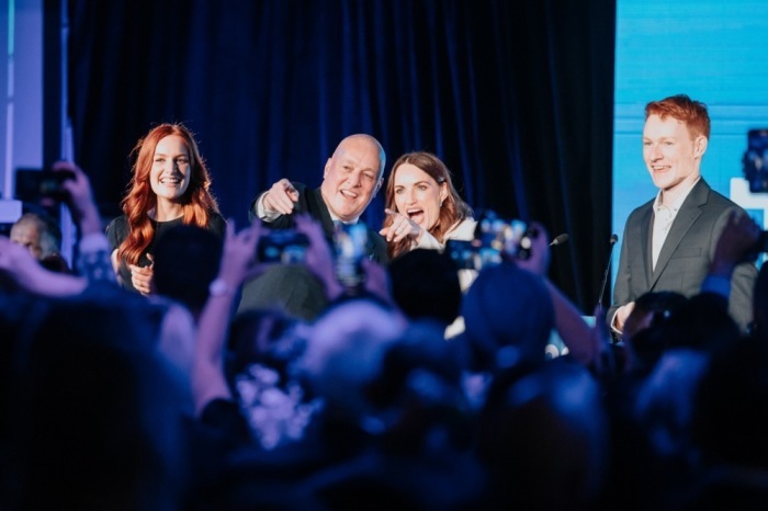Christopher Luxon (2-L), gewählter Premierminister, und seine Frau Amanda (2-R), sowie die Kinder William (R) und Olivia (L) in Auckland. Foto: epa/Dom Thomas Australien Und Neuseeland Out