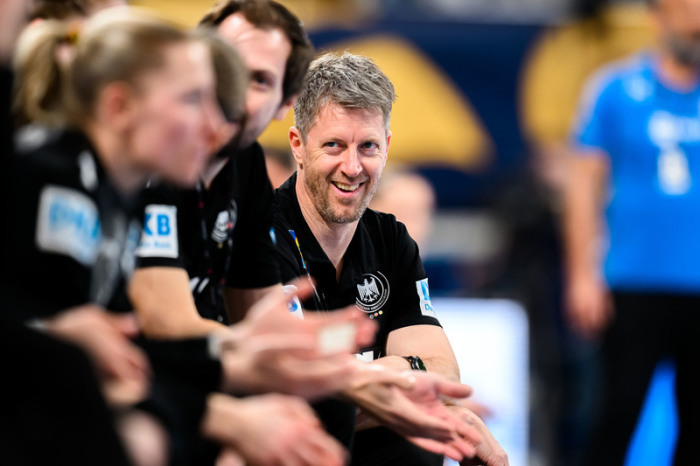 Trainer Markus Gaugisch dirigiert das deutsche Team engagiert von der Seitenlinie und setzt auf junge Talente mit Perspektive. Foto: Marco Wolf/dpa