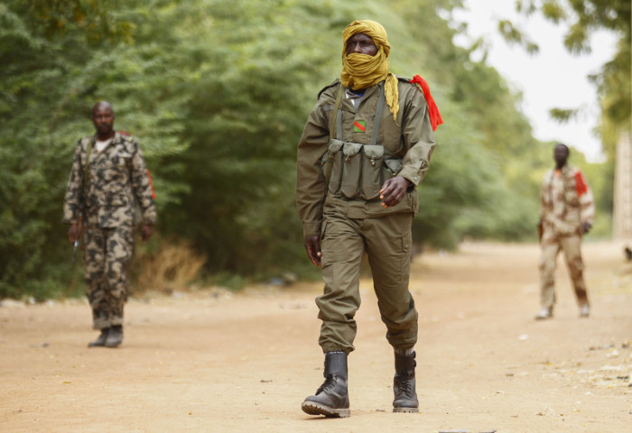 Maliische Soldaten gehen in der kürzlich befreiten Stadt Diabaly spazieren. Foto: epa/Nic Bothma