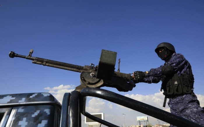 Ein Houthi Soldat bedient ein Maschinengewehr auf einem Militärfahrzeug während eines Protestes gegen US-geführte Angriffe auf Houthi-Stellungen in Sana'a. Foto: epa/Yahya Arhab
