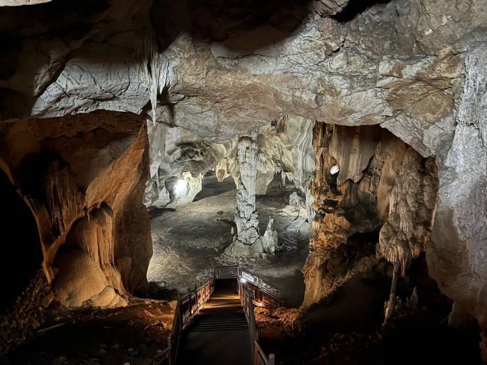 Blick in eine der großen Höhlenhallen mit beleuchtetem Steg und mächtigen Tropfsteinformationen. Bild: of National Parks, Wildlife and Plant Conservation (DNP)