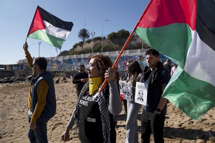 Demonstrierende in Valparaiso marschieren für Palästina und fordern einen sofortigen und dauerhaften Waffenstillstand. Foto: epa/Adriana Thomasa