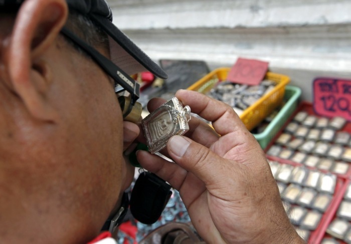 Thailändische Amulette erfreuen sich international wachsender Beliebtheit. Ermittler warnen zugleich vor möglichem Missbrauch des Handels für Geldwäsche. Foto: epa/Rungroj Yongrit