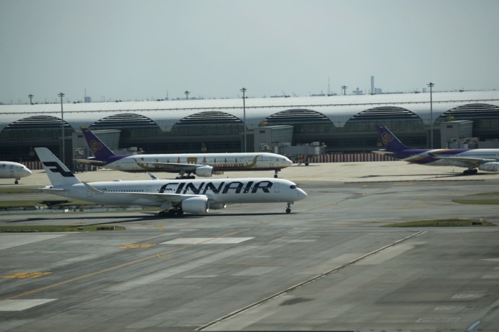 Am Suvarnabhumi Airport in Bangkok: Finnair- und Thai-Airways-Maschinen vor dem internationalen Terminal. Foto: epa-efe/Rungroj Yongrit