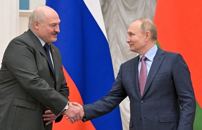 Wladimir Putin (r), Präsident von Russland, und Alexander Lukaschenko, Präsident von Belarus, geben sich nach einer gemeinsamen Pressekonferenz nach ihren Gesprächen im Kreml die Hand. Foto: Sergei Guneyev/Pool Sputnik Kremlin