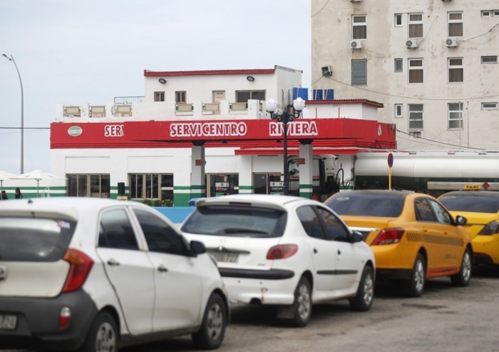 Fahrer warten darauf, an einer Tankstelle in Havanna Benzin zu kaufen. Foto: epa/Yander Zamora