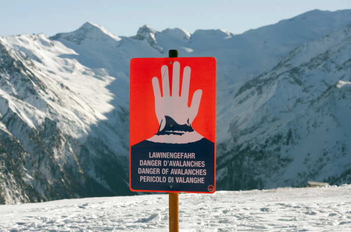 Ein Schild warnt im Skigebiet auf dem Wildkogel in den Alpen vor Lawinengefahr. Foto: Frank Rumpenhorst/dpa