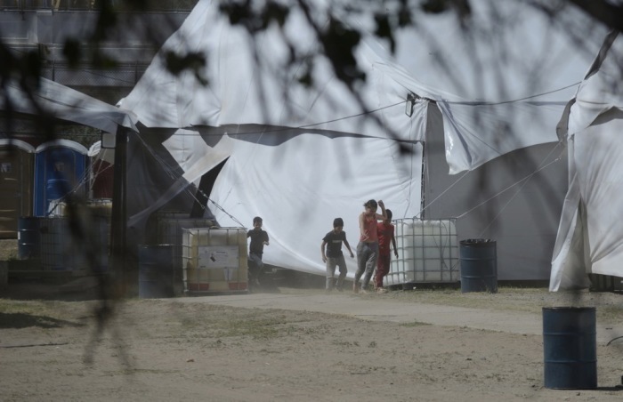 Die Migranten übernachten in einer neuen Unterkunft in der Nähe des Nationalen Migrationsinstituts (INM) in Ciudad Juarez. Foto: epa/Luis Torres