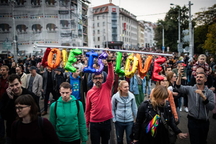 Protestmarsch zur Verurteilung des Hasses gegen die LGBTI-Gemeinschaft nach der Schießerei vor einer LGBT-Bar in Bratislava. Foto: epa/Jakub Gavlak