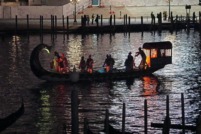Ein Bootszug auf dem Canal Grande während des zweiten Tages des venezianischen Karnevals, in Venedig. Foto: epa/Andrea Merola