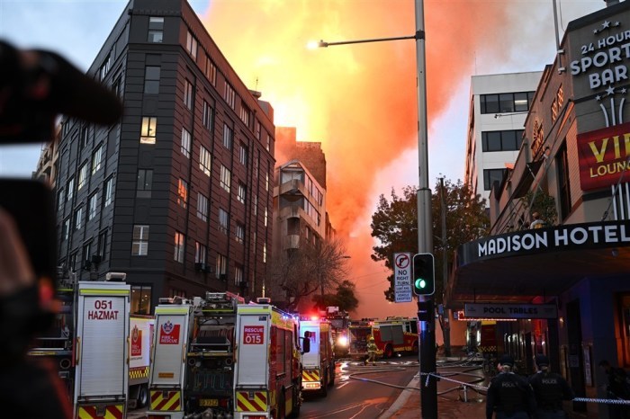 Rettungskräfte arbeiten an einem Brand in einem Gebäude im Central Business District von Sydney. Foto: epa/Dean Lew