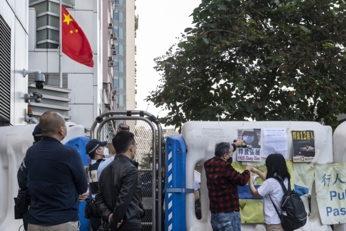 Der Demokratieaktivist Lee Cheuk-Yan hängt vor dem Liaison Office in Hongkong Schilder auf, um die in Shenzhen angeklagten Aktivisten zu unterstützen. Foto: epa/Miguel Candela