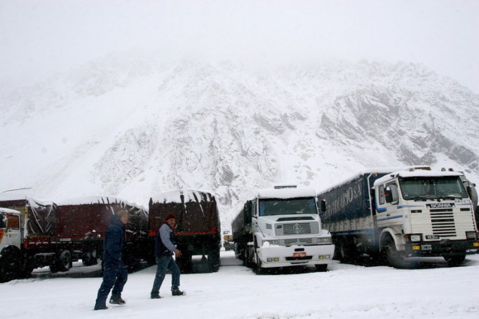 Gestrandete Lastwagen, die die Grenze zwischen Chile und Argentinien in den hohen südlichen Anden überqueren. Foto: epa/Carlos Alvear