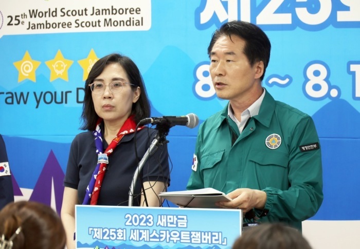Die südkoreanischen Minister für Gleichstellung und Familie Kim Hyun-sook (L) und Kim Sung-ho. Foto: epa/Yonhap South Korea Out