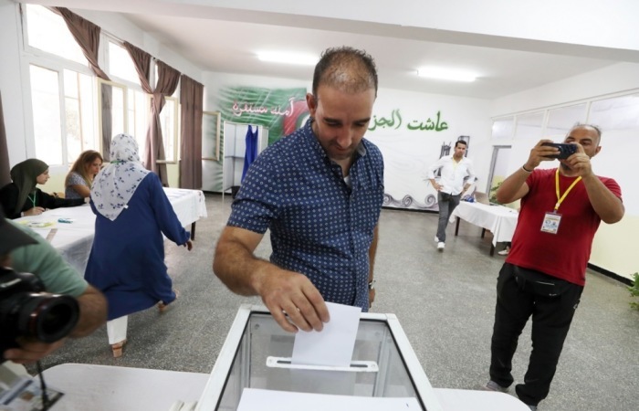 Während der Präsidentschaftswahlen in Algier gibt ein Wähler in einem Wahllokal seinen Stimmzettel ab. Foto: epa/Mohamed Messara