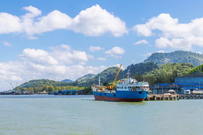 Der Hafen von Ranong sollte Teil der geplanten Land Bridge werden. Nach einer umfassenden Überprüfung will die Regierung das Projekt aufgeben. Archivbild: wirojsid / Adobe Stock