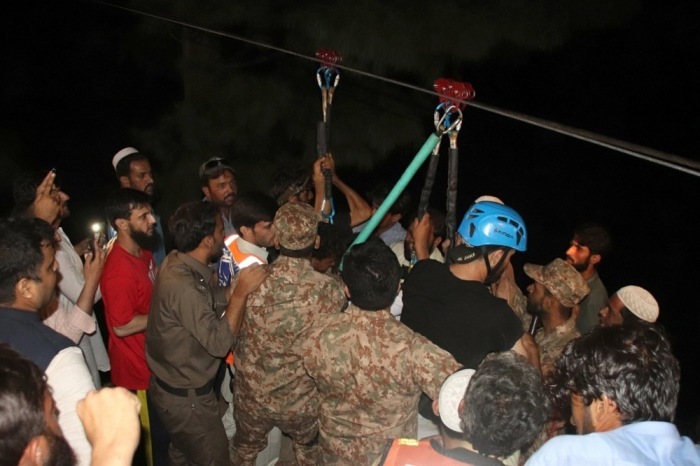 In Pakistan in einer Seilbahn eingeschlossene Gruppe gerettet. Foto: epa/Sultan Dogar