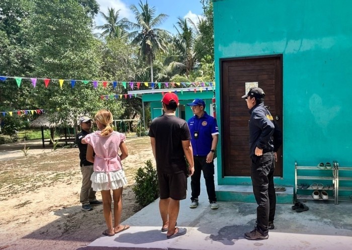 Bei einer Razzia auf Koh Phangan wurde die Einrichtung „Arki Kid“ überprüft, die statt genehmigter 18 Kinder insgesamt 89 Kinder betreute und damit deutlich gegen Auflagen verstieß. Bild: NBT Wolrd
