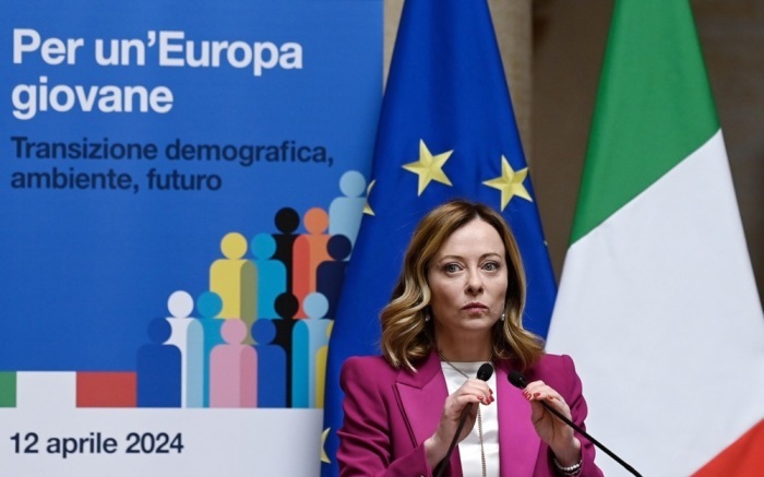 Der italienische Ministerpräsident Meloni spricht auf einer Konferenz in Rom über die demografische Entwicklung in Europa. Foto: epa/Riccardo Antimiani
