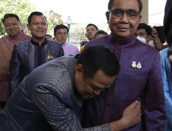 Vize-Premierminister und Gesundheitsminister Anutin Charnvirakul (l.) umarmt Premierminister Prayut Chan-o-cha am Dienstag (21. Mrz. 2023). Foto: epa/Narong Sangnak