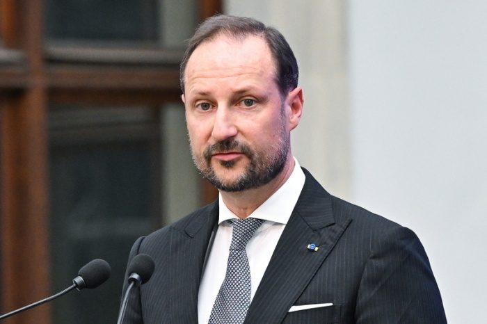 Norwegens Kronprinz Haakon nimmt in Warschau an einer Pressekonferenz zu den EWR-Norwegen-Zuschüssen 2021–2028 im Ujazdowski-Schloss teil. Foto: dpa/Radek Pietruszka